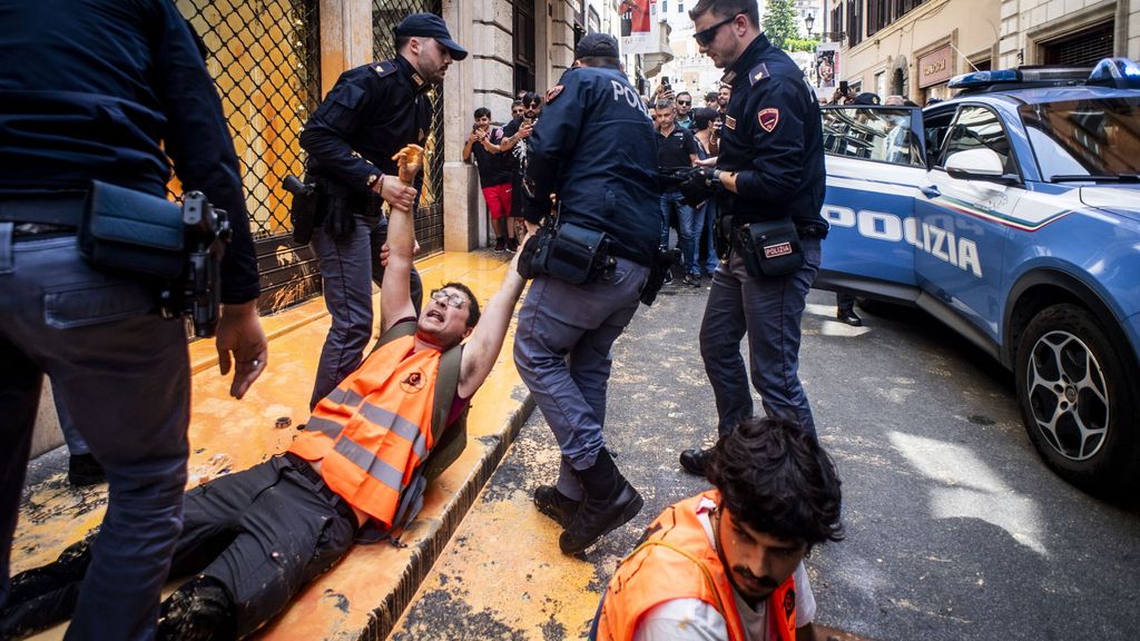 Blitz di Ultima Generazione a Roma, imbrattate le vetrine dei negozi di via Condotti [VIDEO]