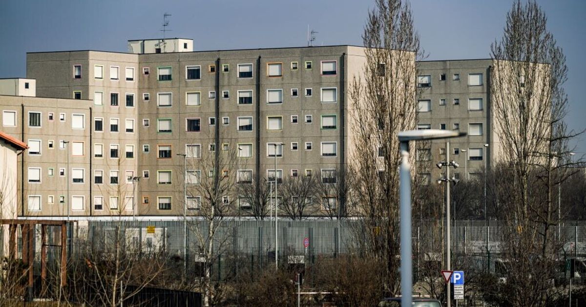 Uomo accoltellato in strada a Milano, è grave in ospedale. La polizia cerca un detenuto