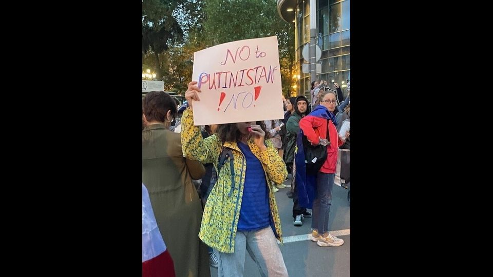 Tamara Kvaratshelia, giovane ricercatrice in una manifestazione anti-governativa a Tbilisi