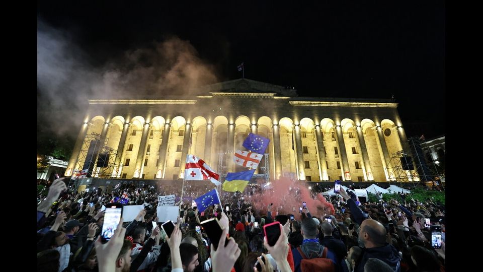 Protesta contro la legge sull'"influenza straniera" davanti al parlamento di Tbilisi