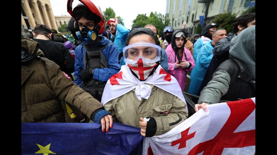 Molti giovani hanno sfilato indossando maschere antigas o paraocchi