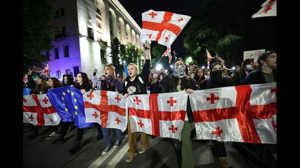 Manifestazione di protesta davanti al Parlamento di Tbilisi il 15 maggio 2024