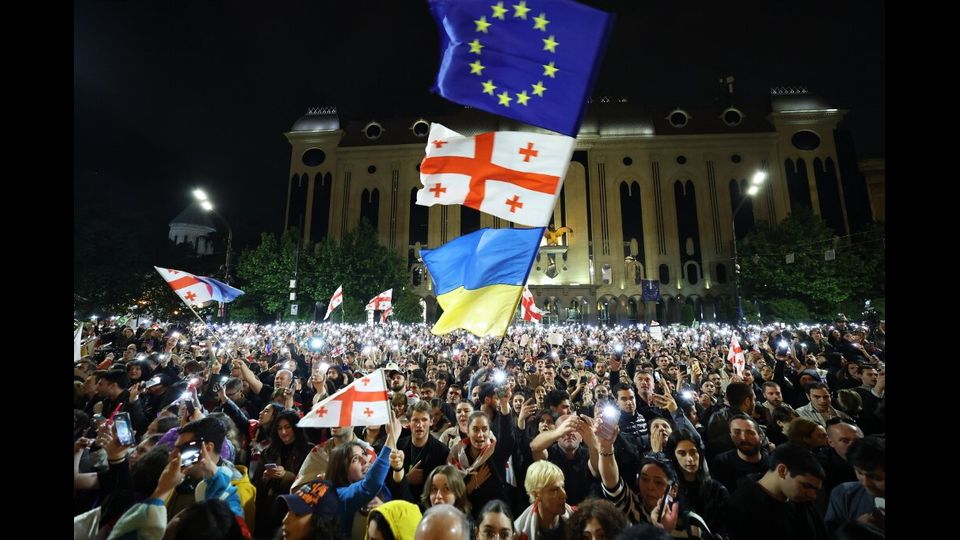 Le piazze di Tbilisi si riempiono di manifestanti per protestare contro l’operato del governo