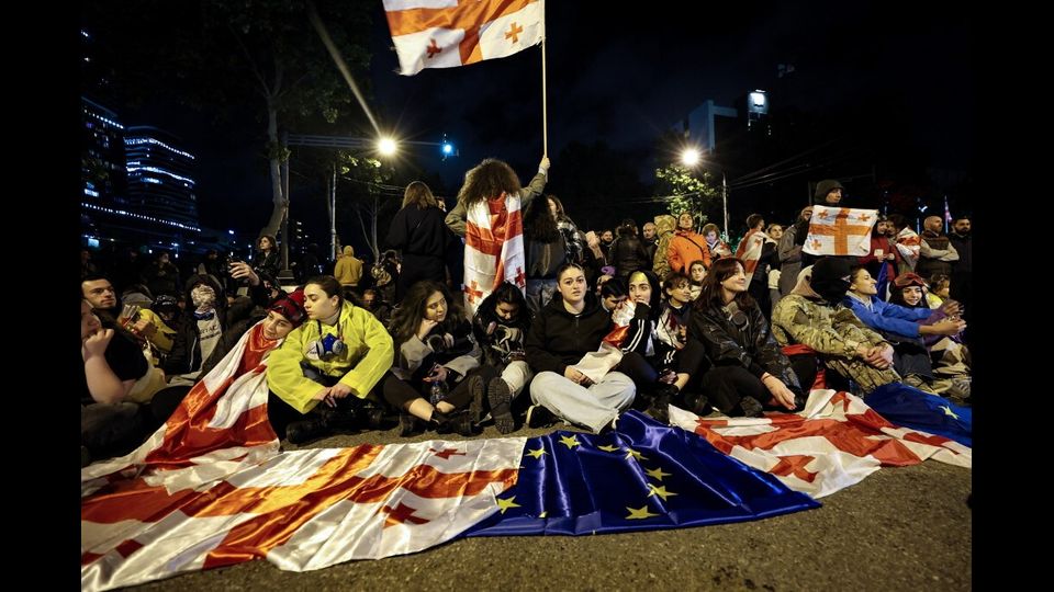 Sono molti i sit-in improvvisati in molte zone di Tbilisi e in altre città