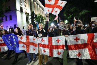 Manifestazione di protesta davanti al Parlamento di Tbilisi il 15 maggio 2024