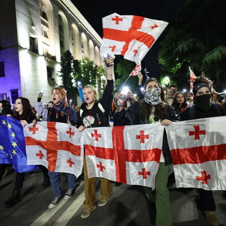 Manifestazione di protesta davanti al Parlamento di Tbilisi il 15 maggio 2024