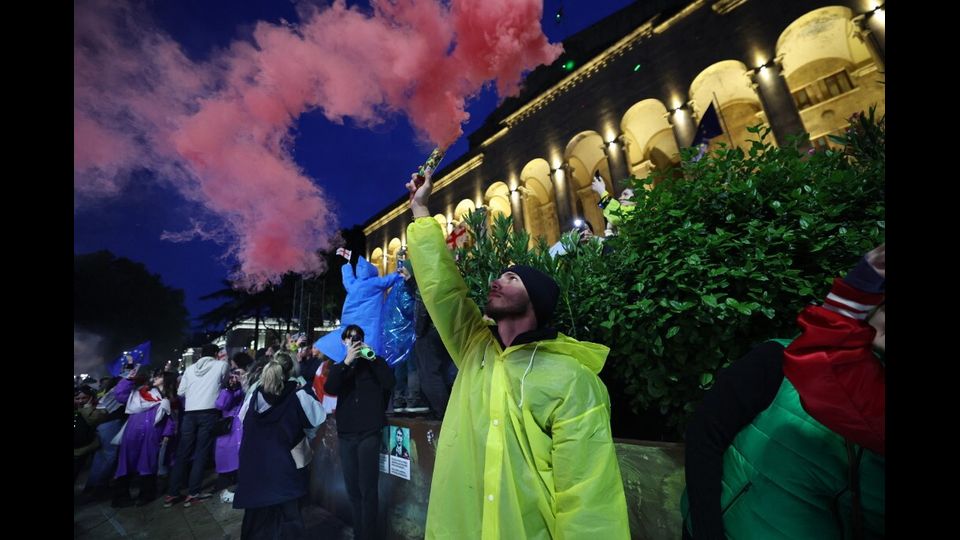 I fumogeni colorati usati in piazza dai manifestanti a Tbilisi