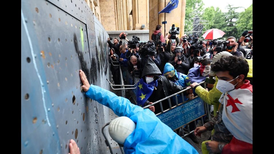 Manifestanti contro le barriere metalliche erette a Tbilisi