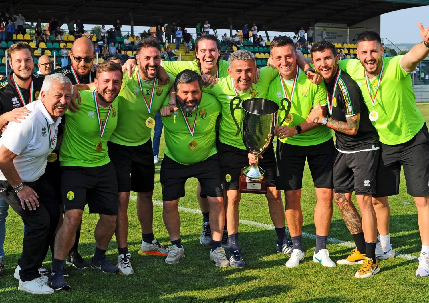 Mister Soave con la Coppa della promozione tra le mani