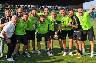 Mister Soave con la Coppa della promozione tra le mani