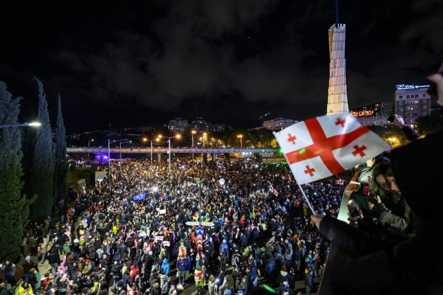 Le piazze piene dei manifestanti georgiani a Tbilisi