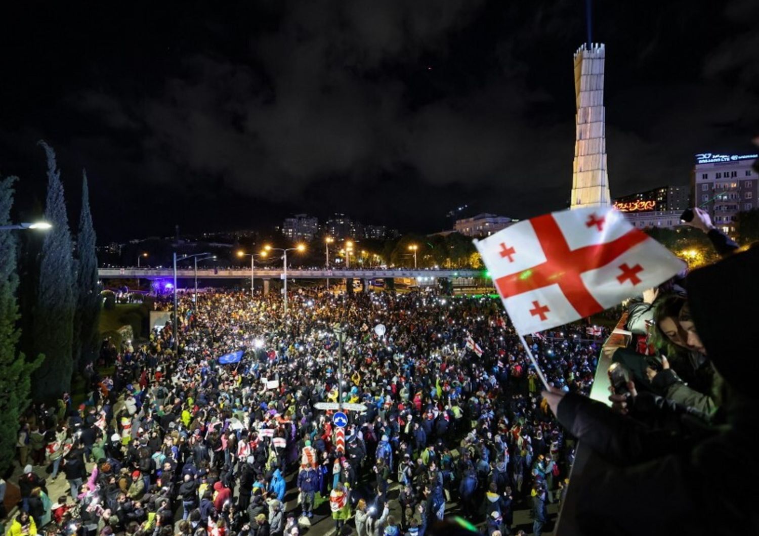 Le piazze piene dei manifestanti georgiani a Tbilisi