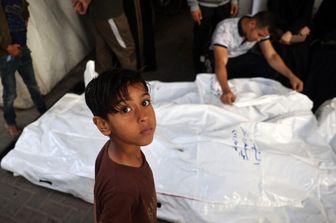 Bambino all’interno dell’ospedale di Rafah