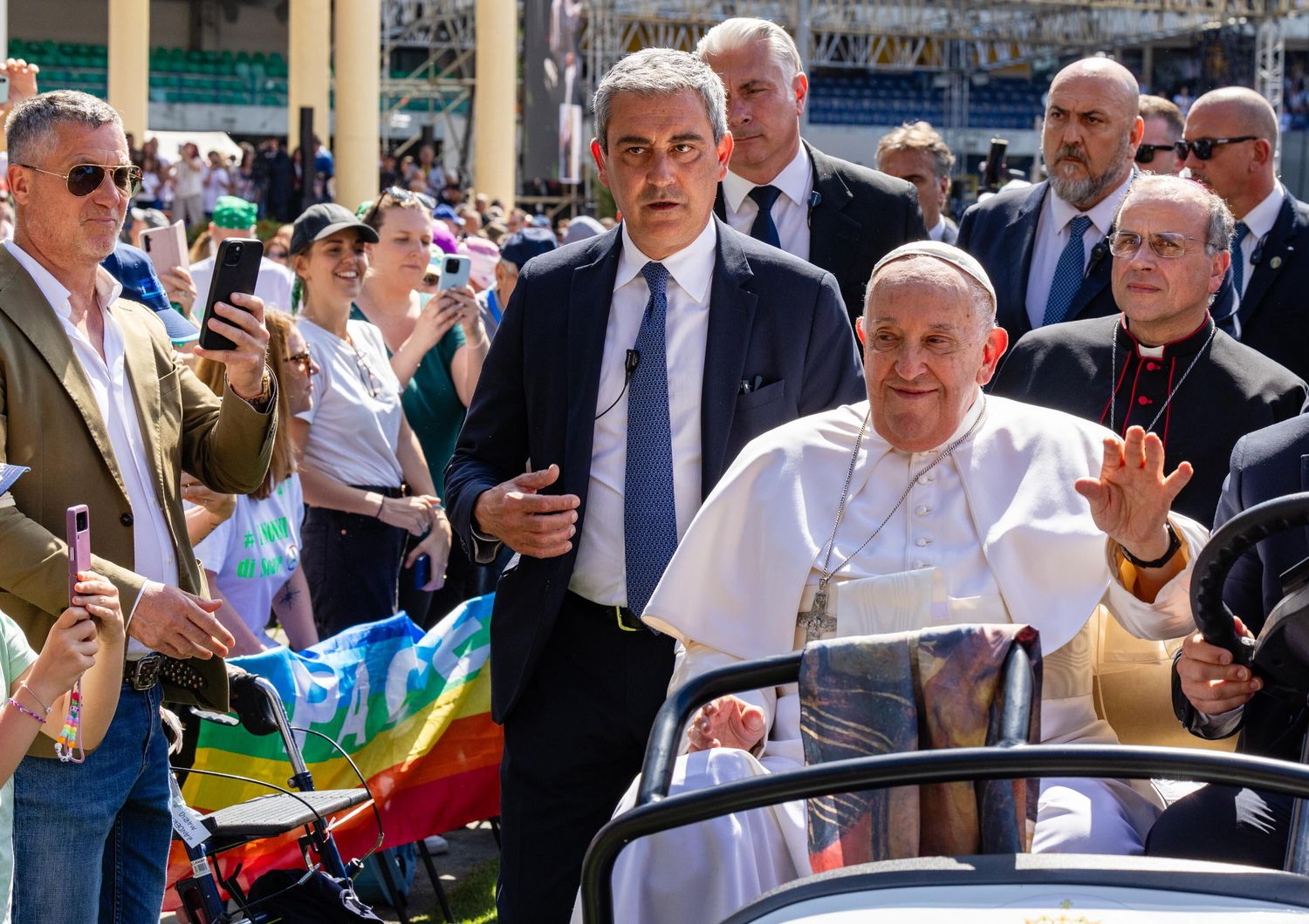 papa abbraccio palestina israele arena di pace