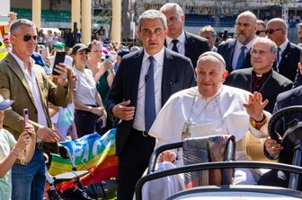 papa abbraccio palestina israele arena di pace