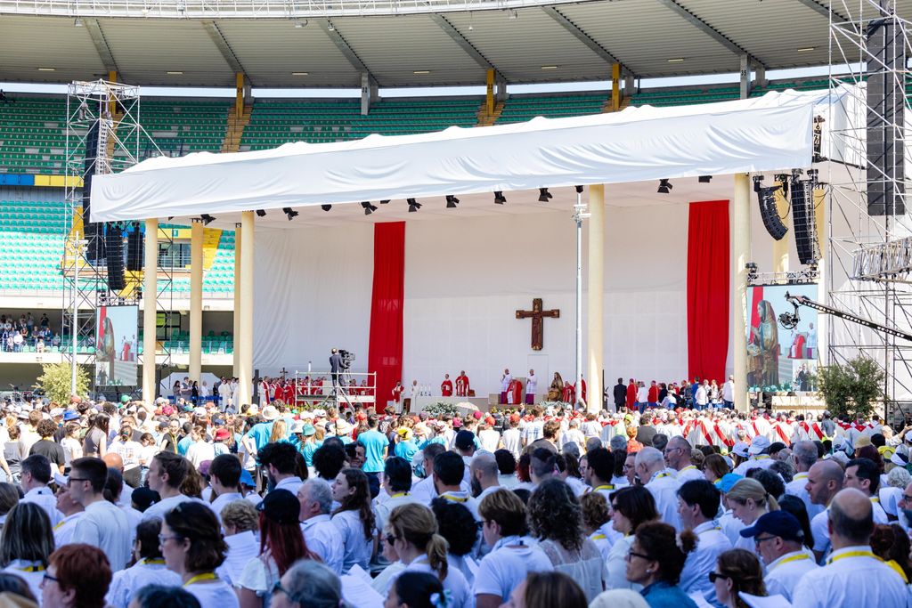 Il Papa a Verona, l'abbraccio tra un palestinese e un israeliano