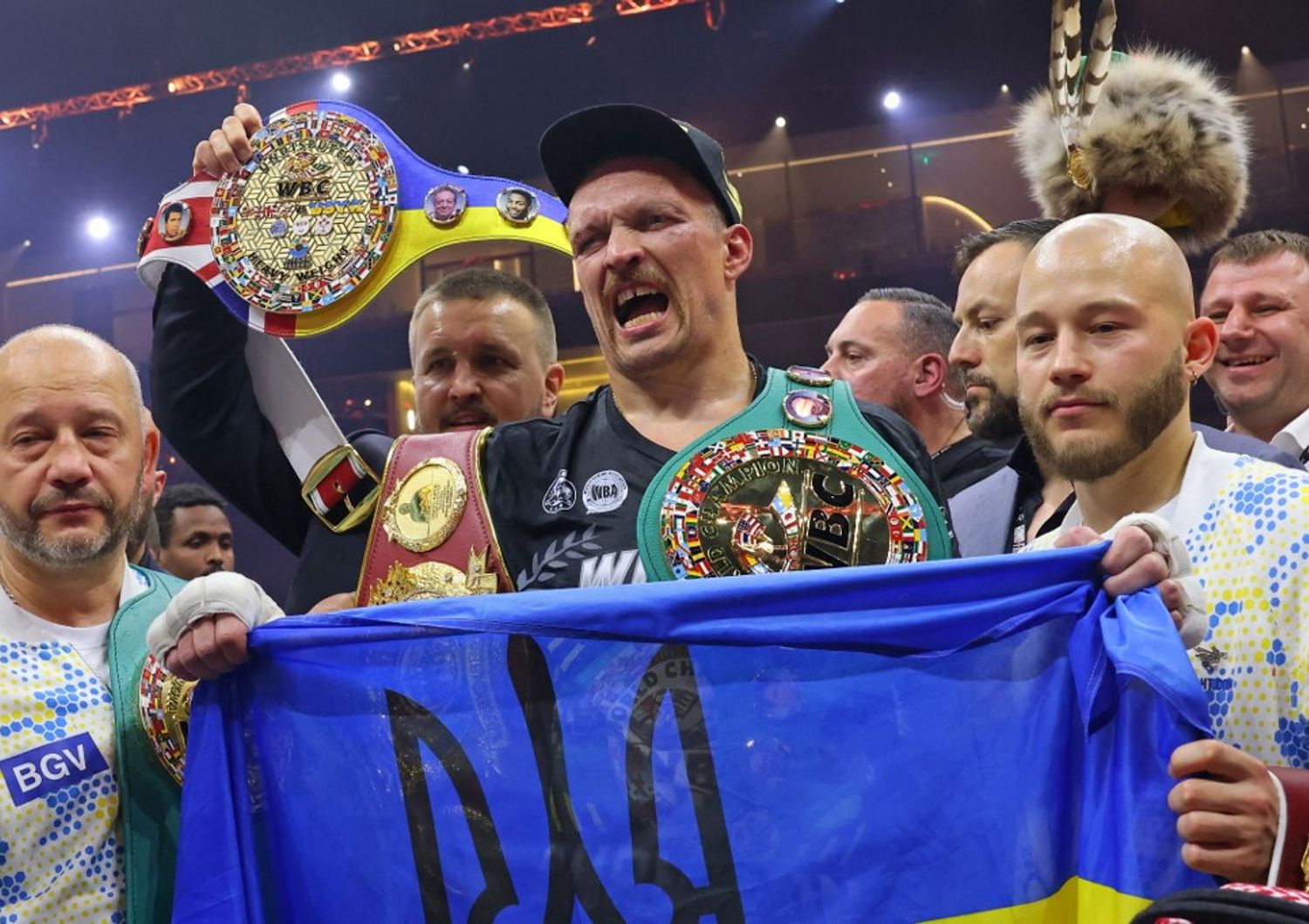 L'ucraino Oleksandr Usyk celebra la sua vittoria sul britannico Tyson Fury