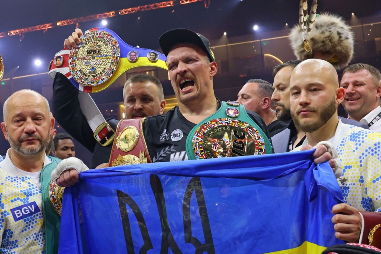 L'ucraino Oleksandr Usyk celebra la sua vittoria sul britannico Tyson Fury