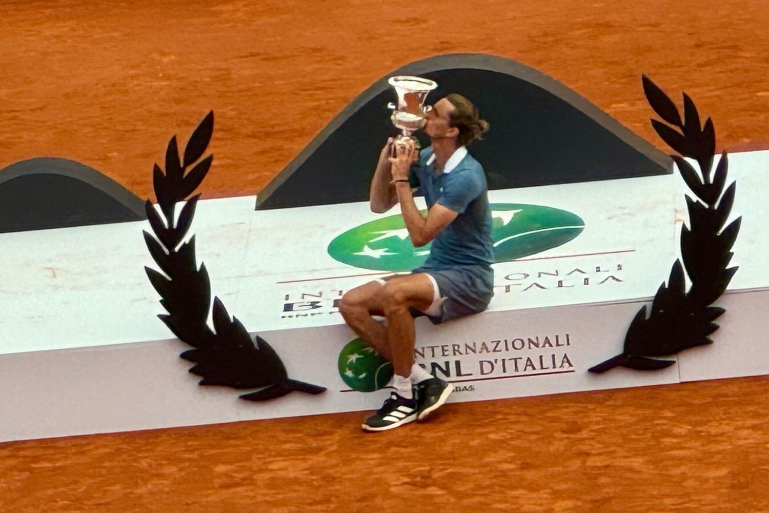 Zverez con il trofeo