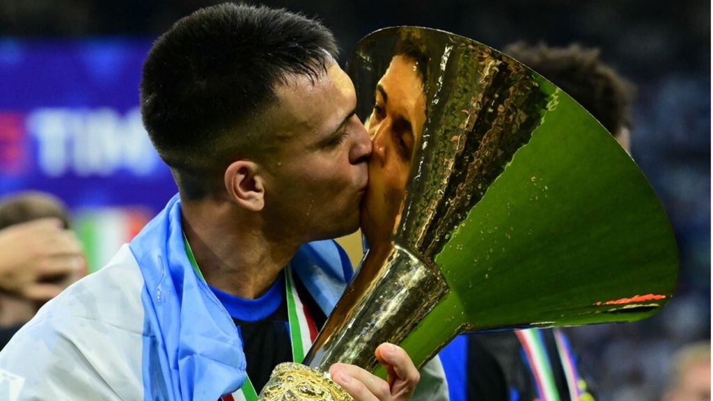 Lautaro Martinez bacia il trofeo