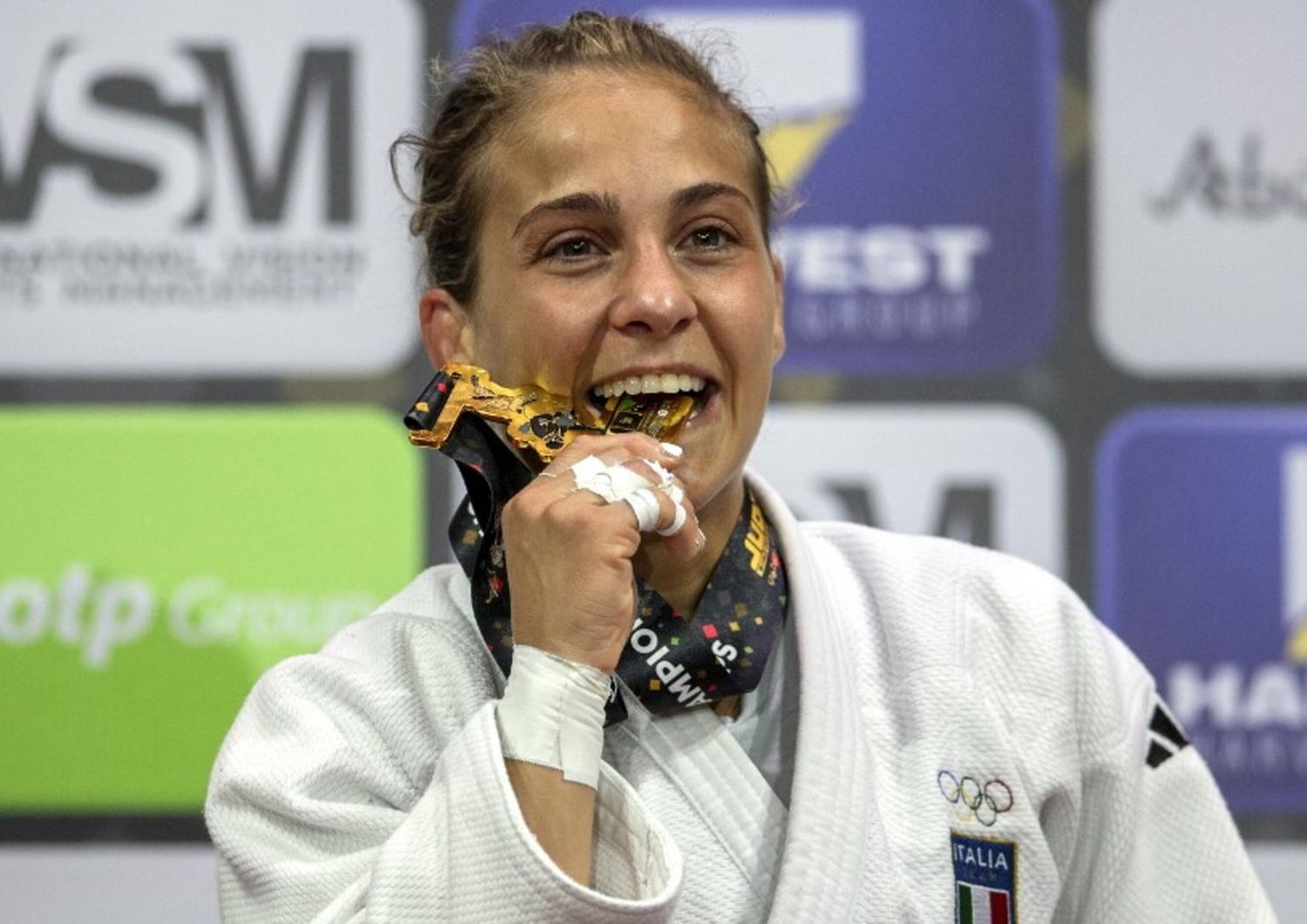 Odette Giuffrida festeggia l'oro ai Mondiali di Judo di Abu Dhabi