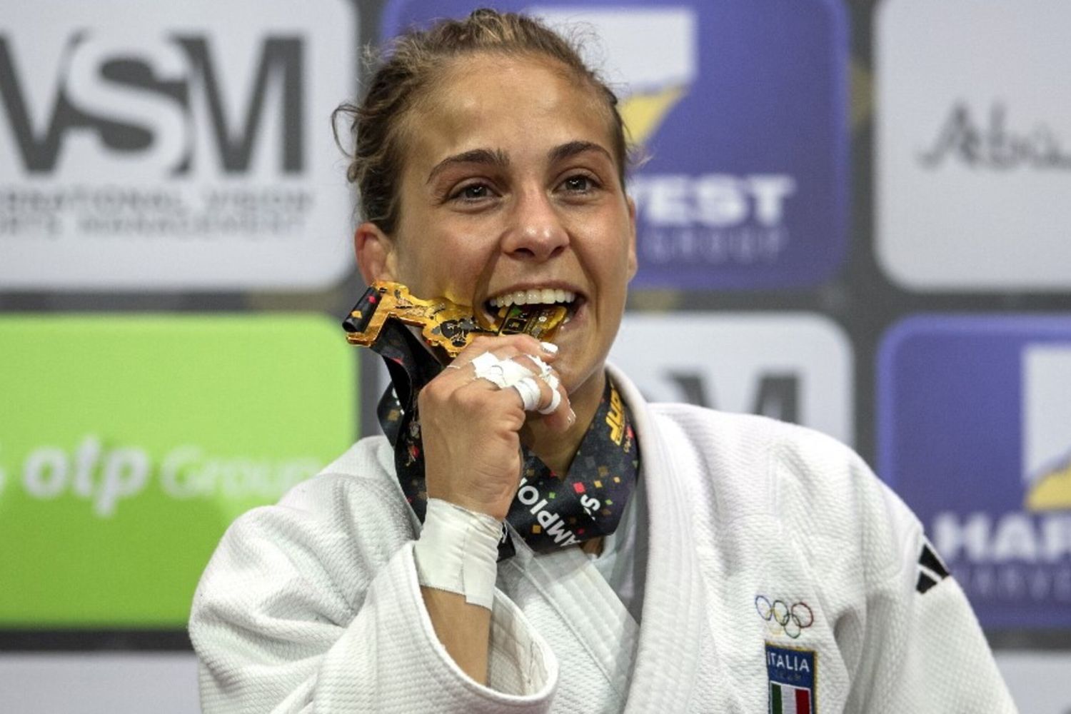 Odette Giuffrida festeggia l'oro ai Mondiali di Judo di Abu Dhabi