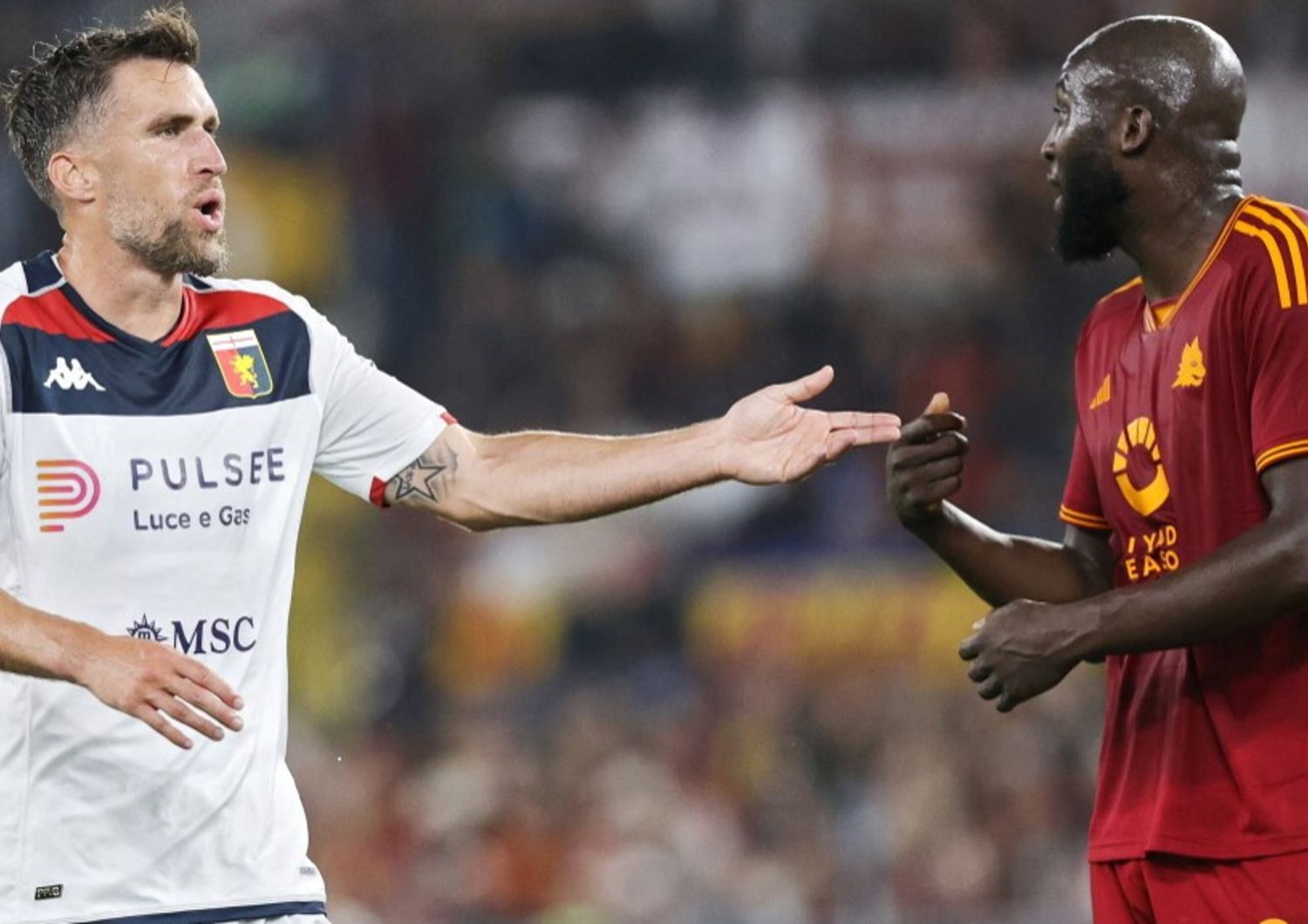 Il giallorosso Lukaku discute con il genoano Strootman