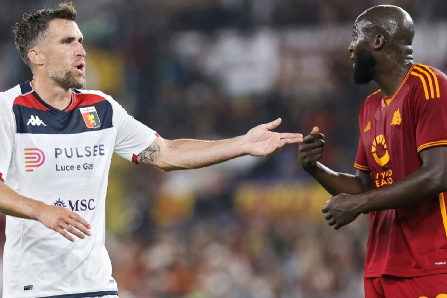 Il giallorosso Lukaku discute con il genoano Strootman