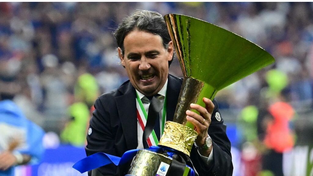 Simone Inzaghi con la Coppa dello scudetto