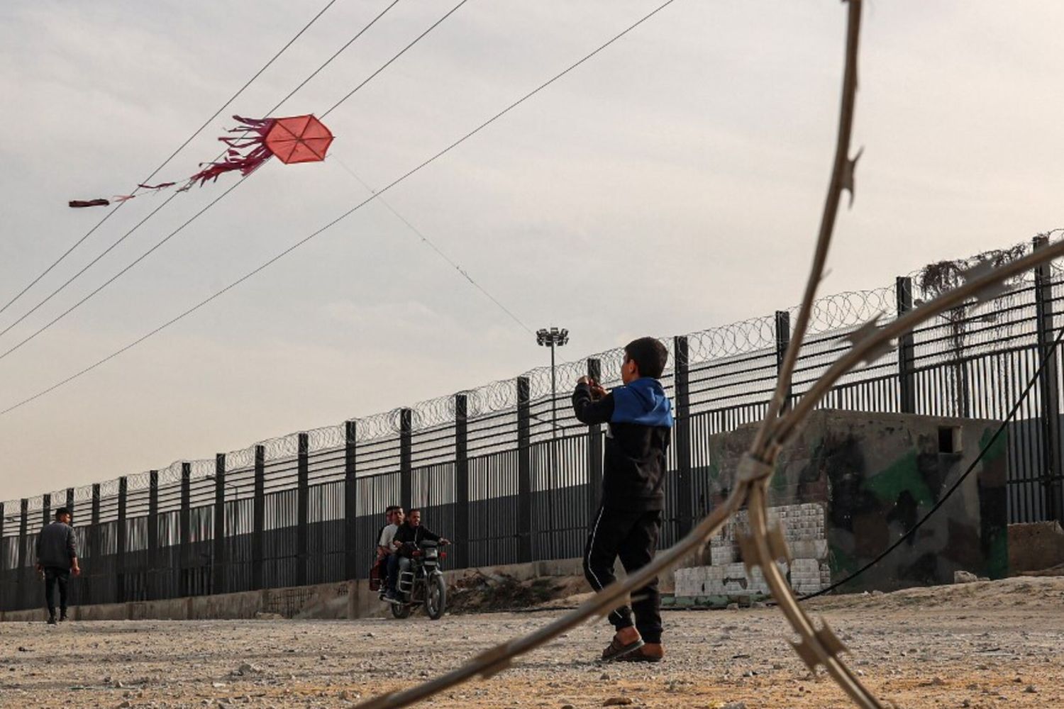 Aquiloni volano vicino al valico di Rafah, chiuso