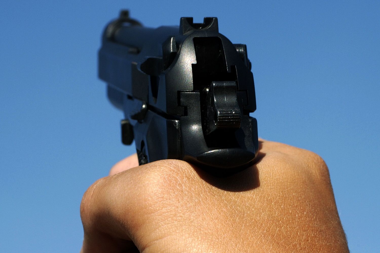 Mano che impugna una pistola