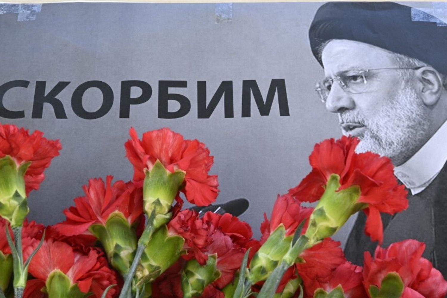 Fiori all'ambasciata iraniana a Mosca per rendere omaggio al presidente iraniano Ebrahim Raisi e al ministro degli Esteri Hossein Amir-Abdollahian