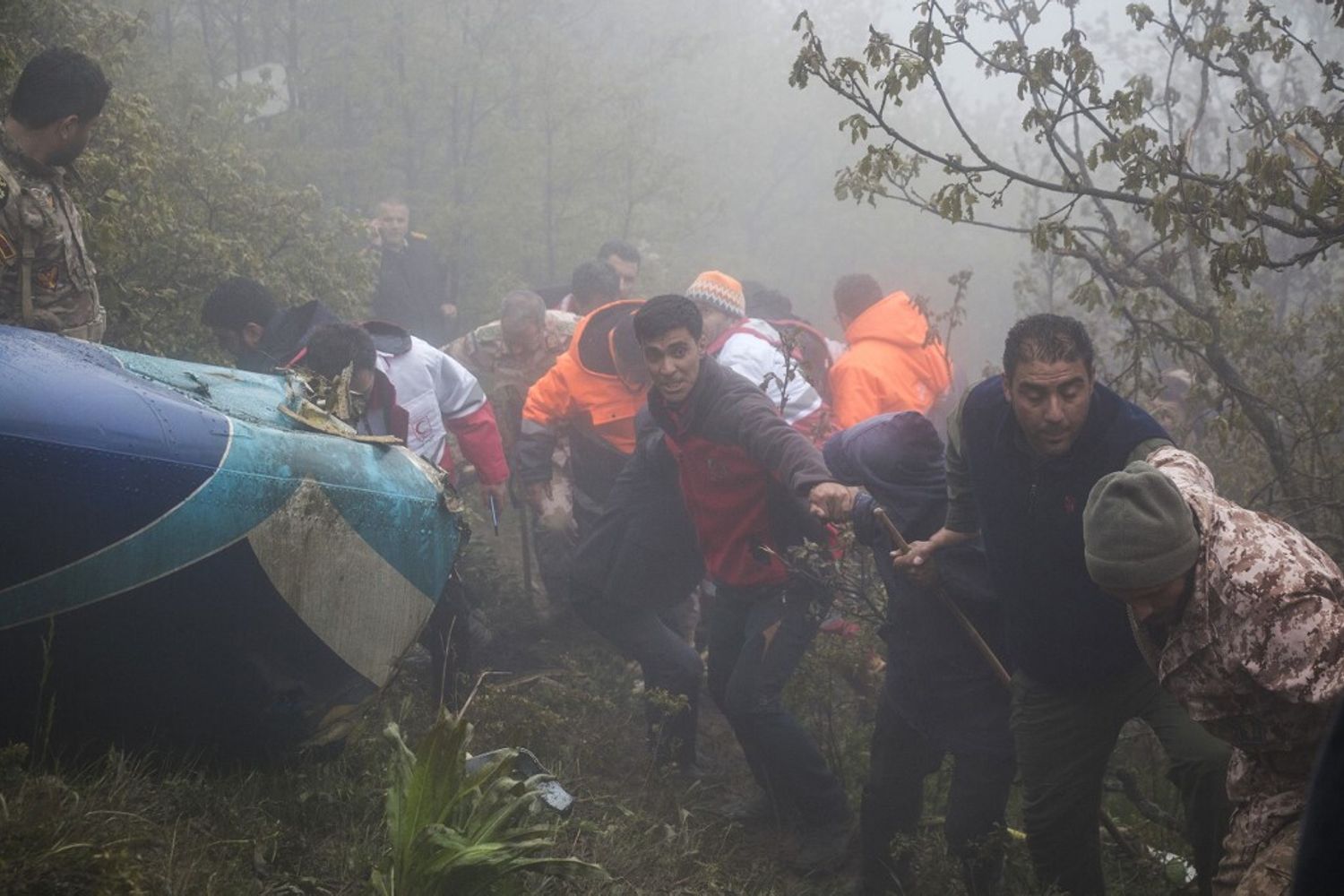 I soccorritori lavorano sul luogo dello schianto dell'elicottero che trasportava il presidente iraniano Ebrahim Raisi a Varzaghan