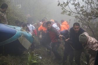 I soccorritori lavorano sul luogo dello schianto dell'elicottero che trasportava il presidente iraniano Ebrahim Raisi a Varzaghan