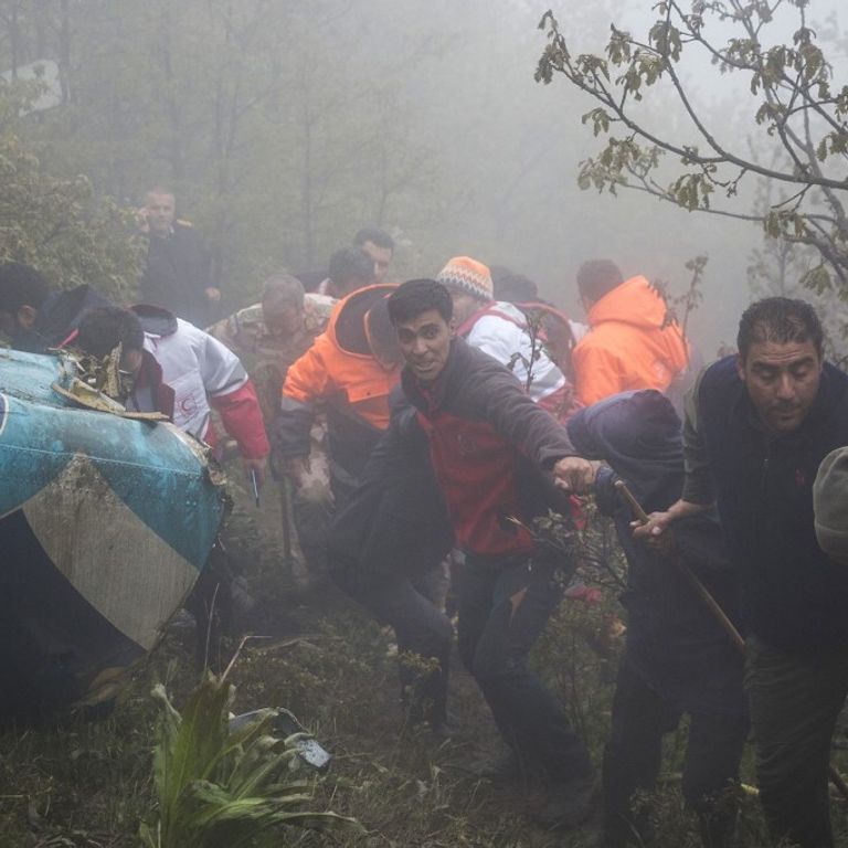 I soccorritori lavorano sul luogo dello schianto dell'elicottero che trasportava il presidente iraniano Ebrahim Raisi a Varzaghan