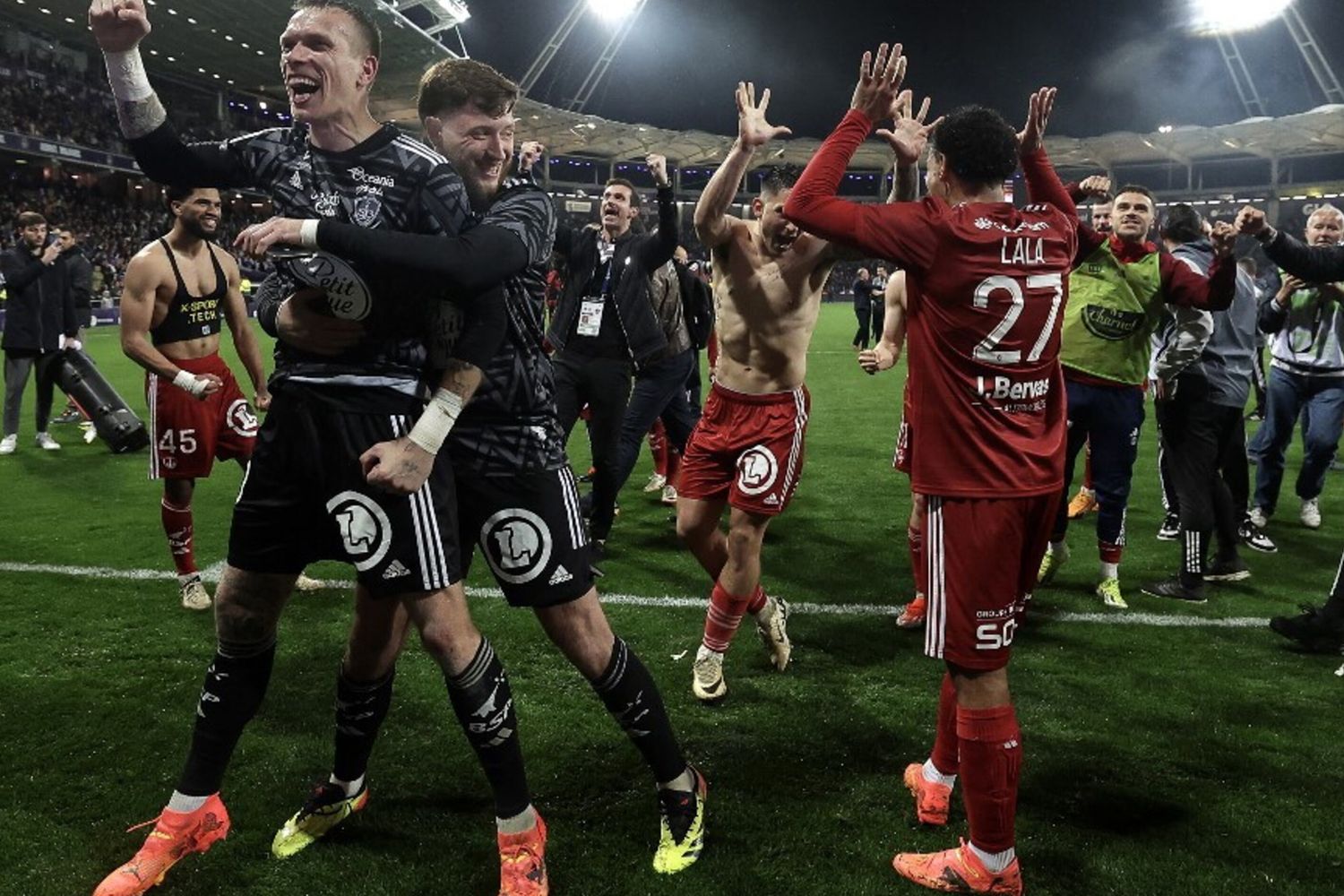 I giocatori del Brest festeggiano la vittoria a Tolosa e la qualificazione in Champions League