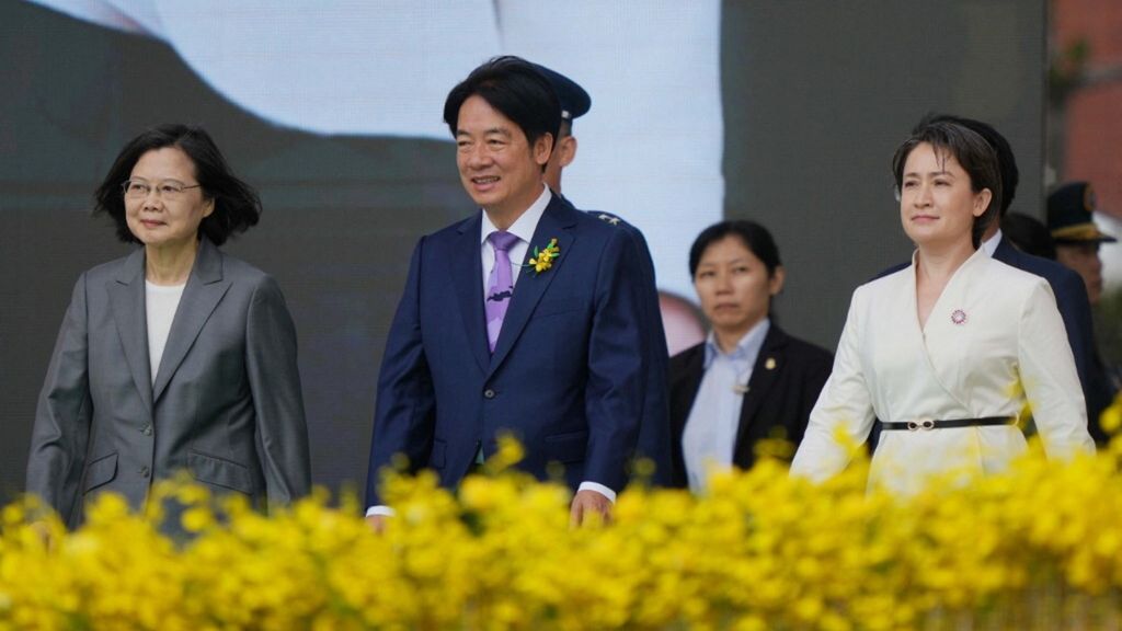 Il presidente taiwanese Lai Ching-te con il vicepresidente Bi-khim Hsiao e l'ex presidente Tsai Ing-wen partecipano alla cerimonia inaugurale a Taipei, Taiwan, il 20 maggio 2024