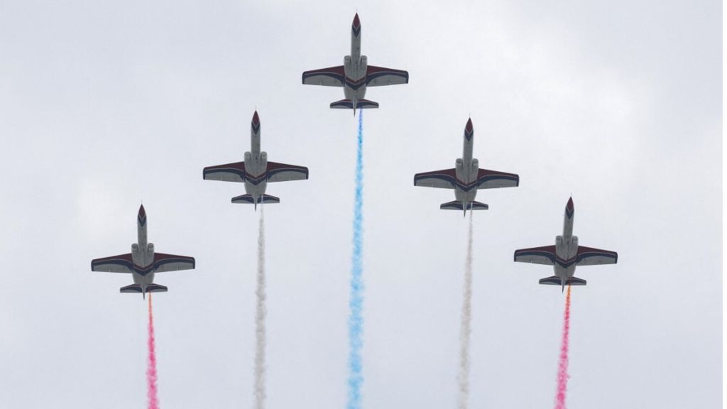 Gli aerei AT-3 della pattuglia acrobatica Thunder Tigers dell'aeronautica taiwanese sorvolano dopo la cerimonia di insediamento del presidente di Taiwan Lai Ching-te e del vicepresidente Hsiao Bi-khim presso l'edificio degli uffici presidenziali di Taipei