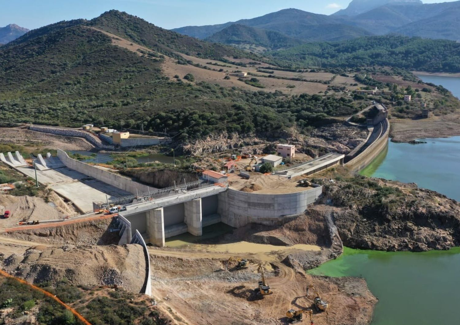 L’invaso di Maccheronis, semivuoto, a Torpè nel Nuorese