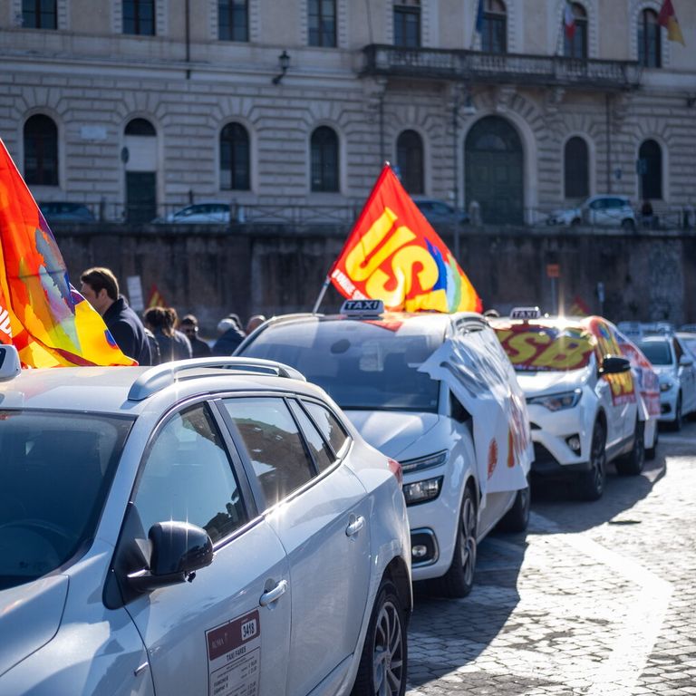 protesta tassisti in piazza a roma