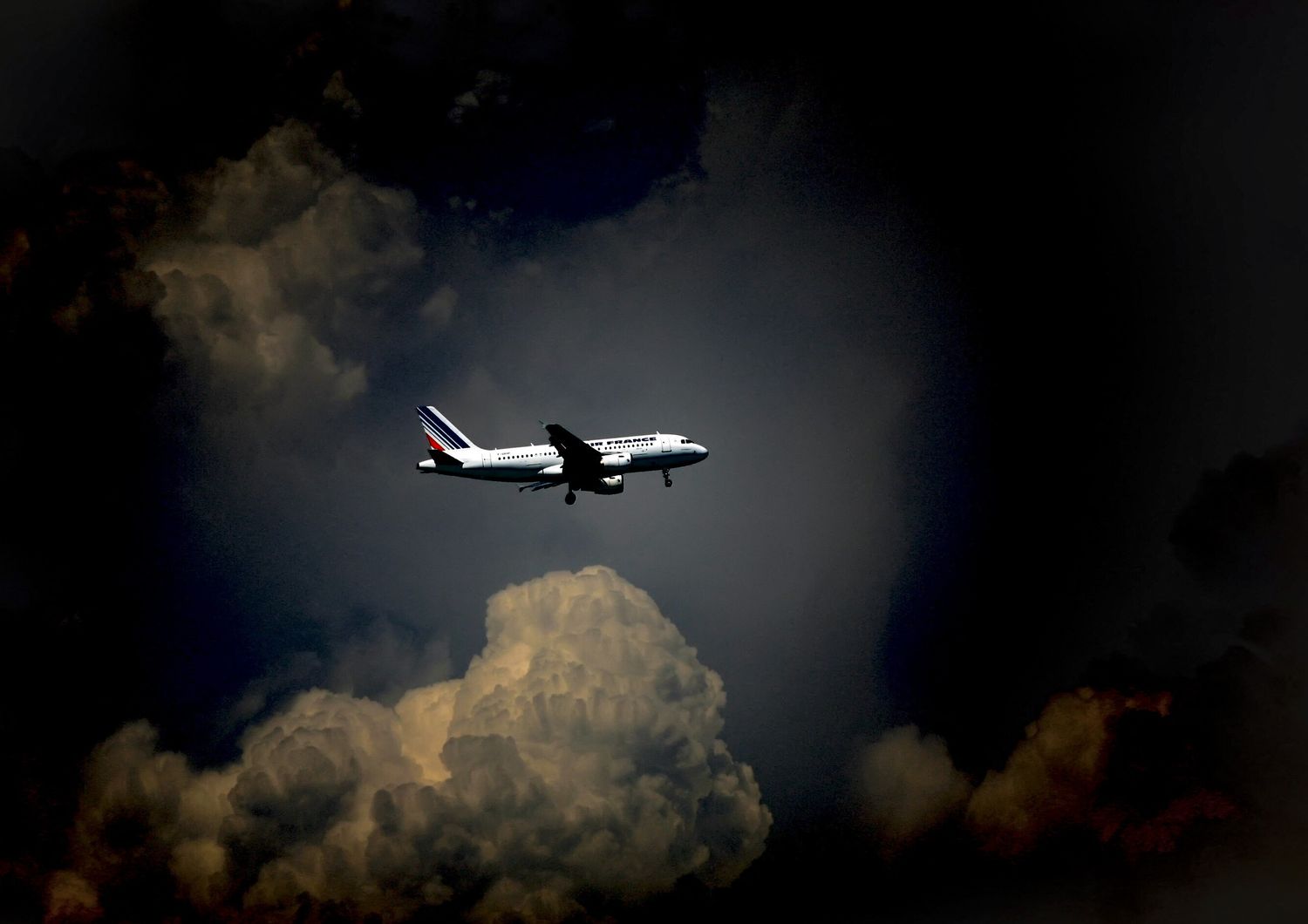 Un aereo durante una turbolenza