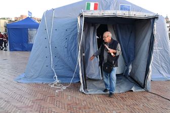 Tendopoli sono state allestite in alcune zone di Campi FLegrei,