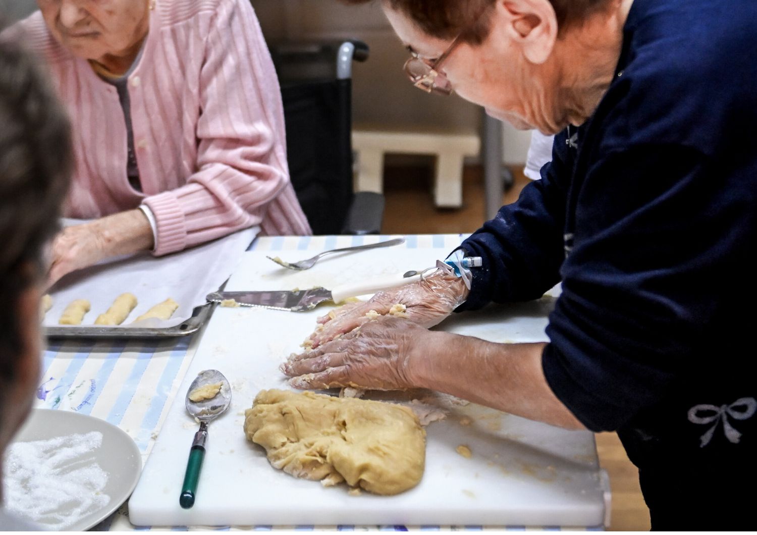 Don Gnocchi - Centro S. Maria ai Colli. Presidio sanitario Ausiliatrice. Nella foto donne anziane in cucina: dopo l'ictus il ripristino del collegamento mani-cervello avviene anche impastando