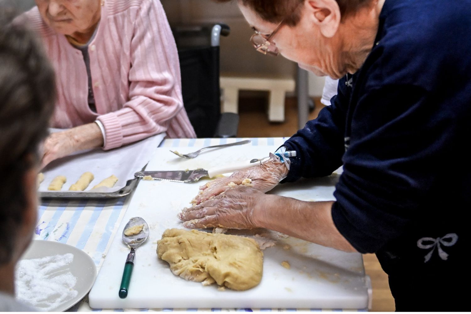 Don Gnocchi - Centro S. Maria ai Colli. Presidio sanitario Ausiliatrice. Nella foto donne anziane in cucina: dopo l'ictus il ripristino del collegamento mani-cervello avviene anche impastando