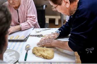 Don Gnocchi - Centro S. Maria ai Colli. Presidio sanitario Ausiliatrice. Nella foto donne anziane in cucina: dopo l'ictus il ripristino del collegamento mani-cervello avviene anche impastando