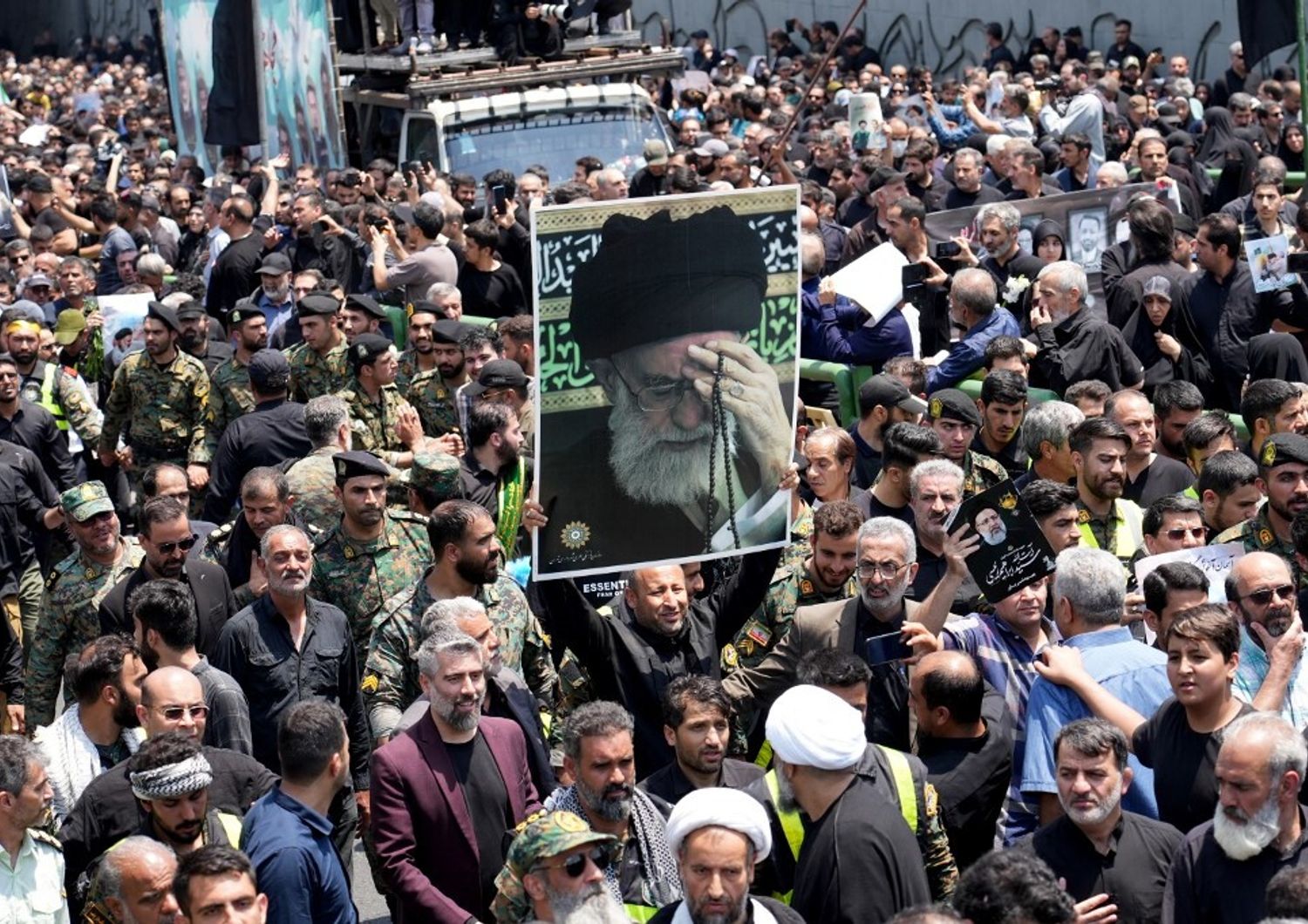 I fedeli portano un ritratto dell'ayatollah Ali Khamenei, durante il  funerale del presidente iraniano Ebrahim Raisi