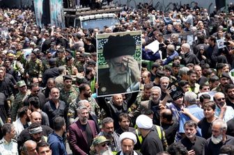 I fedeli portano un ritratto dell'ayatollah Ali Khamenei, durante il  funerale del presidente iraniano Ebrahim Raisi