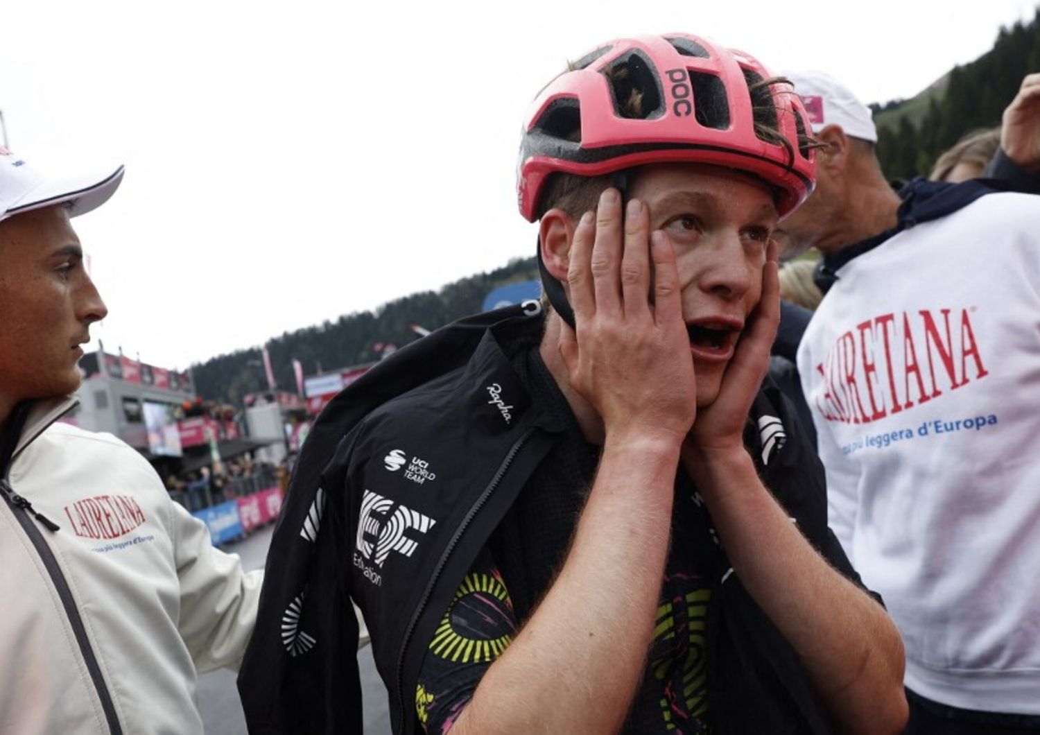 La reazione di Georg Steinhauser dopo aver vinto la 17a tappa del 107° Giro d'Italia, 159 km tra Selva di Val Gardena e Passo del Brocon