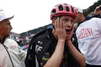 La reazione di Georg Steinhauser dopo aver vinto la 17a tappa del 107° Giro d'Italia, 159 km tra Selva di Val Gardena e Passo del Brocon