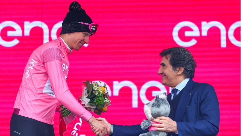 Il corridore sloveno del Team UAE Tadej Pogacar stringe la mano al proprietario del gruppo RCS Media Urbano Cairo mentre festeggia la maglia rosa di leader della classifica generale sul podio della 17a tappa del 107° Giro d'Italia